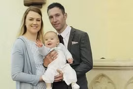 Mẹ đau đớn mang thai chết lưu cứu bé song sinh còn lại