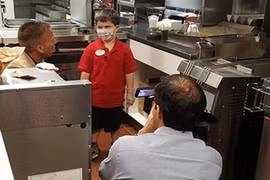 Xót xa cậu bé cả đời chỉ ăn được một loại thực phẩm