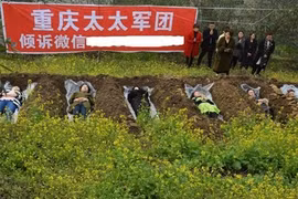 Trào lưu xả căng thẳng sau ly hôn bằng “thiền nghĩa địa“