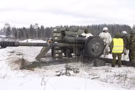 Ngạc nhiên cảnh lính NATO thích thú khi được bắn thử pháo Nga