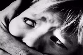 Sang chơi nhà hàng xóm, bé gái 8 tuổi bị dụ dỗ và hiếp dâm 2 lần