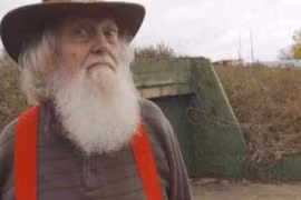 Ông lão gom 42 chiếc xe bus tự xây hầm trú ẩn tiện nghi 