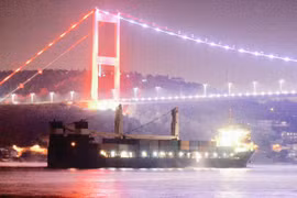 Hình ảnh tàu Hải quân Nga chở đầy vũ khí hướng về cảng Syria