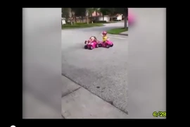 Video: Những pha tai nạn hài không tưởng với ô tô đồ chơi