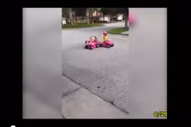 Video: Những pha tai nạn hài không tưởng với ô tô đồ chơi