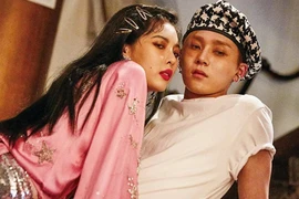 Rời công ty, HyunA và bạn trai bị antifan gửi vòng hoa chế giễu