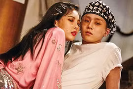 Rời công ty, HyunA và bạn trai bị antifan gửi vòng hoa chế giễu