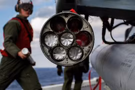 Bất ngờ cách Hải quân Mỹ biến F/A-18 Hornet thành cường kích