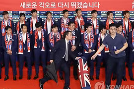 Cầu thủ đội tuyển Hàn Quốc bị ném trứng thối khi trở về nước	