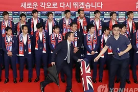 Cầu thủ đội tuyển Hàn Quốc bị ném trứng thối khi trở về nước	