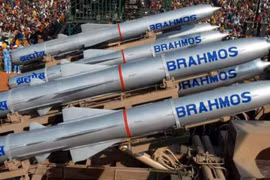 Tên lửa BrahMos tăng tầm tới 800km, Trung Quốc sẽ run?