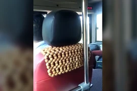 Video: Tài xế vừa lái xe vừa gác chân nghe điện thoại