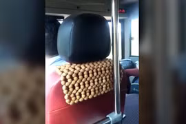 Video: Tài xế vừa lái xe vừa gác chân nghe điện thoại