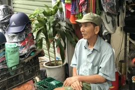 NSƯT Trần Hạnh bán giày, mũ bảo hiểm mưu sinh ở tuổi 89	