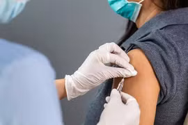 Những lưu ý khi tiêm chủng cho người lớn