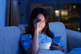 Sử dụng điện thoại trước khi ngủ, thủ phạm gây mất ngủ, rối loạn tâm trạng