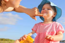 Lựa chọn kem chống nắng an toàn cho bé