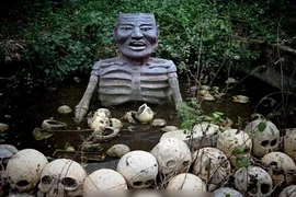 Ám ảnh những bức tượng kinh dị trong công viên bị bỏ hoang