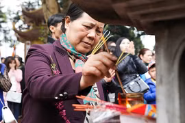 Người dân Thủ đô nô nức đi lễ, xin chữ cầu may ngày mồng 1 