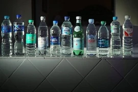 Tìm thấy hạt nhựa trong nước đóng chai: Nhà khoa học nói gì?