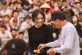 Cô gái Hải Phòng xinh đẹp tham gia hội thi đấu vật làng