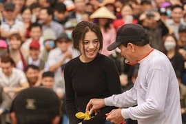 Cô gái Hải Phòng xinh đẹp tham gia hội thi đấu vật làng