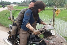 Để bạn gái đèo đi du xuân, cặp đôi ngã sấp mặt xuống ruộng