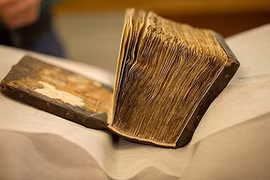 Hé lộ bí mật ẩn trong cuốn sách 1.400 tuổi khi đem chụp X-quang