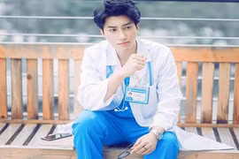 Bác sĩ sản khoa ở Hà Nội đẹp như tài tử điện ảnh gây sốt 