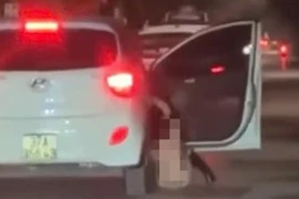 Vụ người phụ nữ khỏa thân rơi khỏi ô tô: Xử phạt hành chính lái xe