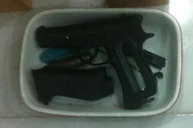 Anh ruột tội phạm nguy hiểm tấn công cảnh sát “cứu” em 