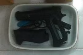 Anh ruột tội phạm nguy hiểm tấn công cảnh sát “cứu” em 