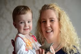 Giải thưởng Little Star cho bé 11 tuần tuổi thắng bệnh ung thư