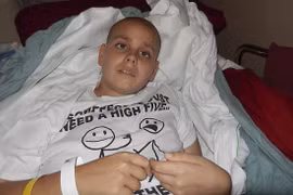 Xúc động Giáng sinh cuối ấm áp của bé bị ung thư