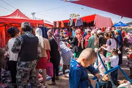 Cảnh mua bán nhộn nhịp tại một phiên chợ ở Tân Cương