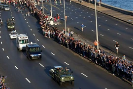 Ảnh: Người dân Cuba tiễn biệt lãnh tụ Fidel Castro lần cuối