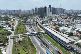 Cận cảnh 2 cầu vượt kết nối tuyến Metro số 1 vừa hoàn thành