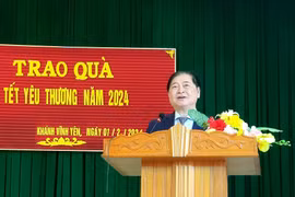 Chủ tịch VUSTA Phan Xuân Dũng trao quà Tết tại Hà Tĩnh