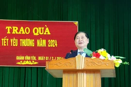 Chủ tịch VUSTA Phan Xuân Dũng trao quà Tết tại Hà Tĩnh
