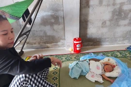 Bé gái sơ sinh bị bỏ rơi bên lề đường ở Quảng Bình