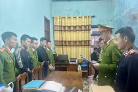 Mâu thuẫn trên đường, 2 thanh niên dùng dao chém nhau