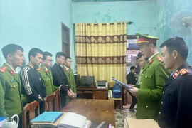 Mâu thuẫn trên đường, 2 thanh niên dùng dao chém nhau