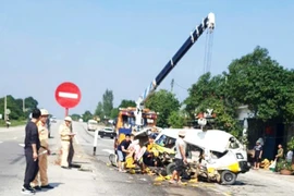 Hà Tĩnh: Tai nạn liên hoàn, xe 9 chỗ bị tông biến dạng