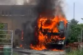 Bạc Liêu: Đang tiếp nhiên liệu, chiếc xe bồn bốc cháy dữ dội