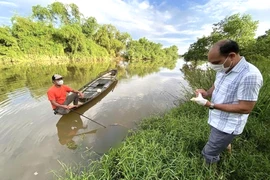 Bàng hoàng phát hiện thi thể người đàn ông trên sông Hồ Xá