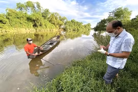 Bàng hoàng phát hiện thi thể người đàn ông trên sông Hồ Xá