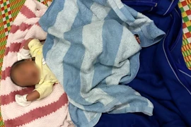 Bé trai sơ sinh bị bỏ rơi trước cổng chùa kèm bức thư tay