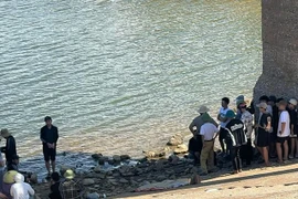 Bàng hoàng phát hiện thi thể nam sinh dưới hồ Mù U