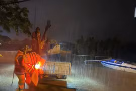  Quảng Bình: Xuyên đêm ứng cứu người dân vùng lũ