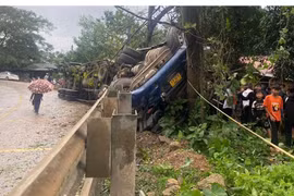 Xe container phơi bụng bên đường, 2 người bị thương nặng